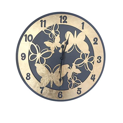 Orologio in fibra di legno con inserto decorato con foglia ora. Disponibile in due misure.