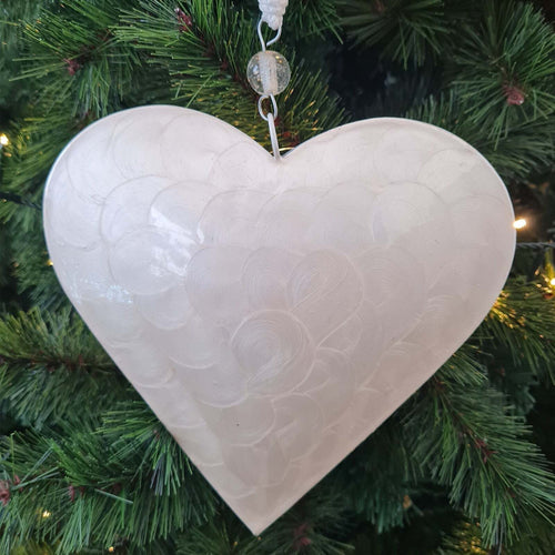 Pallina per Albero di Natale in latta Cuore Bianco effetto Madre Perla h 19 cm Casa e cucina/Decorazioni per interni/Addobbi e decorazioni per ricorrenze/Decorazioni natalizie/Addobbi e decorazioni/Palle e palline MagiediNatale.it - Altamura, Commerciovirtuoso.it