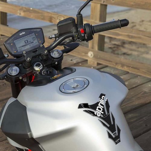 PARASERBATOIO-ADESIVI-CARBONIO-PROTEZIONE-SERBATOIO-in-RESINA-3D-x-MOTO-APRILIA