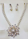 PARURE COLLANA PERLE CON CIONDOLO FIORE ORECCHINI STRASS BRILLANTINI BIGIOTTERIA Moda/Donna/Gioielli/Collane Trade Shop italia - Napoli, Commerciovirtuoso.it