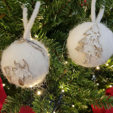 Pendaglio peloso da 7 cm, pallina per albero di natale addobbi natalizi Bianco Casa e cucina/Decorazioni per interni/Addobbi e decorazioni per ricorrenze/Decorazioni natalizie/Addobbi e decorazioni/Palle e palline MagiediNatale.it - Altamura, Commerciovirtuoso.it