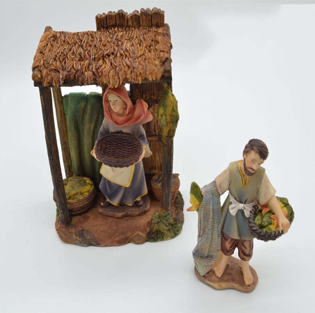 Pescivendolo capanna mestiere mestieri personaggio presepe presepio soggetto Casa e cucina/Decorazioni per interni/Addobbi e decorazioni per ricorrenze/Decorazioni natalizie/Presepi/Statuine e fondali per il presepe MagiediNatale.it - Altamura, Commerciovirtuoso.it