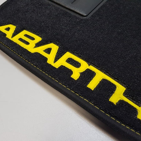 Set tappetini in moquette su misura per Fiat 500 Abarth