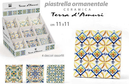 Piastrella Ornamentale Ceramica 11x11 Cm Terra D'amuri 4 Decori Assortiti 820854 Fai da te/Pitture trattamenti per pareti e utensili/Adesivi per piastrelle Trade Shop italia - Napoli, Commerciovirtuoso.it