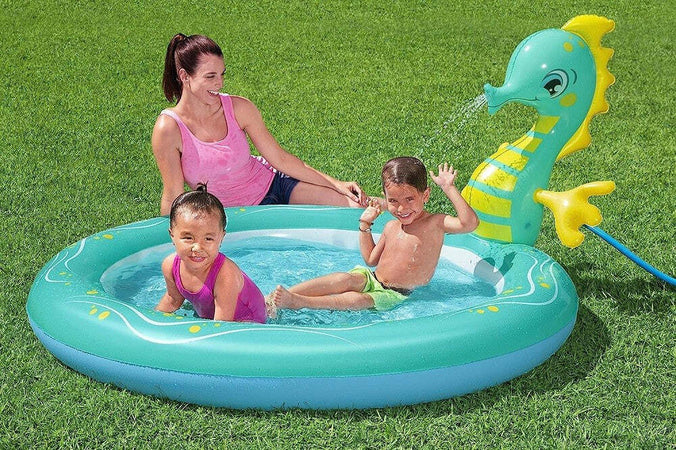 Piscina Per Bambini Cavaluccio Marino Spruzza Acqua 2 Anni+ 188x160x86 Cm 53114 Giochi e giocattoli/Sport e giochi all'aperto/Giochi aquatici e piscine per bambini/Canotti e gonfiabili galleggianti Trade Shop italia - Napoli, Commerciovirtuoso.it