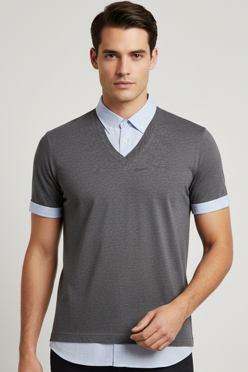 Polo Brunello Cucinelli grigio celeste indossata da modello