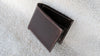 Portafoglio Bifold Classico in Cuoio conciato al vegetale Portafogli uomo in Pelle fatto a mano minimal style regalo per lui – Dim. 11,5x9x1cm Cuoio Sonoro