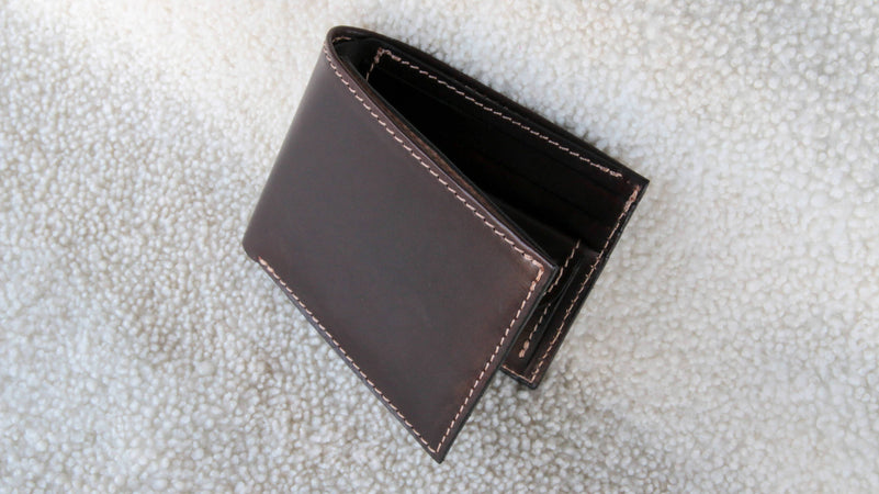 Portafoglio Bifold Classico in Cuoio conciato al vegetale Portafogli uomo in Pelle fatto a mano minimal style regalo per lui – Dim. 11,5x9x1cm Cuoio Sonoro