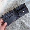 Portafoglio Bifold Classico in Cuoio conciato al vegetale Portafogli uomo in Pelle fatto a mano minimal style regalo per lui – Dim. 11,5x9x1cm Cuoio Sonoro