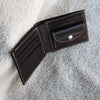 Portafoglio Bifold Classico in Cuoio conciato al vegetale Portafogli uomo in Pelle fatto a mano minimal style regalo per lui – Dim. 11,5x9x1cm Cuoio Sonoro