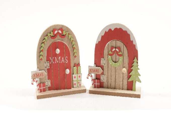 Porta natalizia in legno con decorazioni natalizie