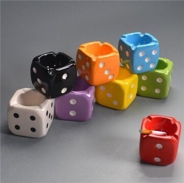 POSACENERE IN CERAMICA A FORMA DI DADO CUBO PORTACENERE REGALO FUMATORE GADGET Casa e cucina/Decorazioni per interni/Posacenere Trade Shop italia - Napoli, Commerciovirtuoso.it