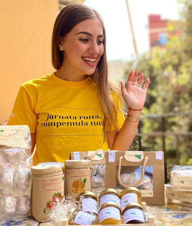 T-shirt Siciliana Unisex Gialla "Jurnata rutta rumpemula tutta"