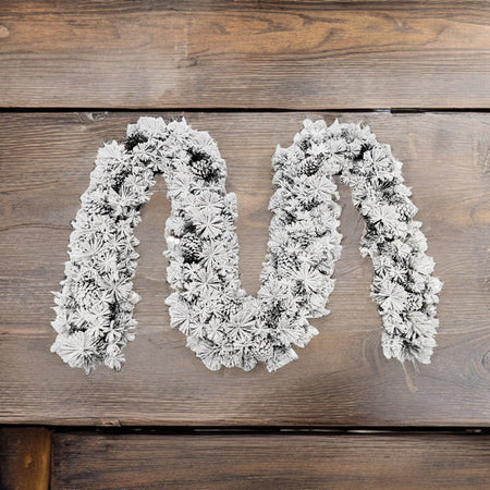 Ghirlanda natalizia "Aspen" innevata, con pigne, 25 x 400 cm