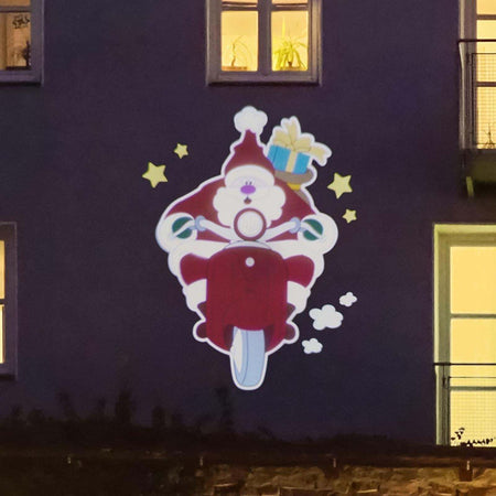 Proiettore a led per esterno ed interno Babbo Natale con Vespa decorazione natalizia Casa e cucina/Decorazioni per interni/Addobbi e decorazioni per ricorrenze/Decorazioni natalizie/Luci natalizie/Catene luminose per esterni MagiediNatale.it - Altamura, Commerciovirtuoso.it