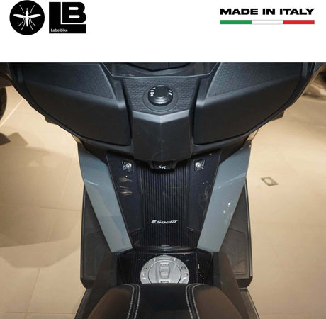 Protezione-centrale-sopra-pedana-adesivi-resinati-3D-compatibili-con-BMW-C400GT