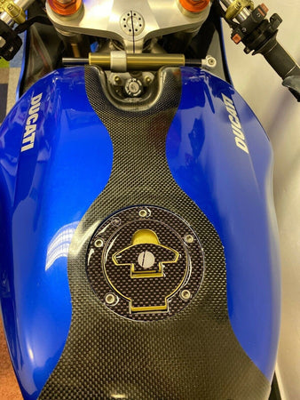 PROTEZIONE-TAPPO-SERBATOIO-BENZINA-ADESIVI-in-RESINA-3D-CARBONIO-per-MOTO-DUCATI