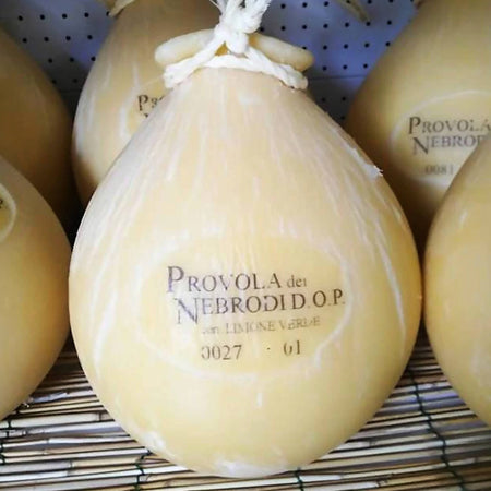 Provola Fresca Intera Siciliana Provola Formaggio tipico Siciliano Provola Fresca 1.1 kg Alimentari e cura della casa/Latticini uova e formaggi/Formaggi/Formaggi confezionati/A pasta dura e semidura/Provolone Sapori dei Nebrodi - Tortorici, Commerciovirtuoso.it
