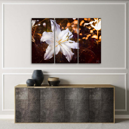 Quadro-su-tela-3-pannelli,-Lily-bianco-su-uno-sfondo-marrone