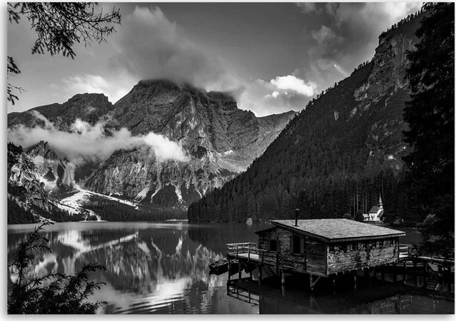 Quadro-su-tela,-Capanna-in-un-lago-di-montagna-Alpi
