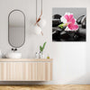 Quadro-su-tela,-Fiore-rosa-su-pietre-zen