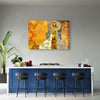 Quadro-su-tela,-Una-donna-su-uno-sfondo-decorativo