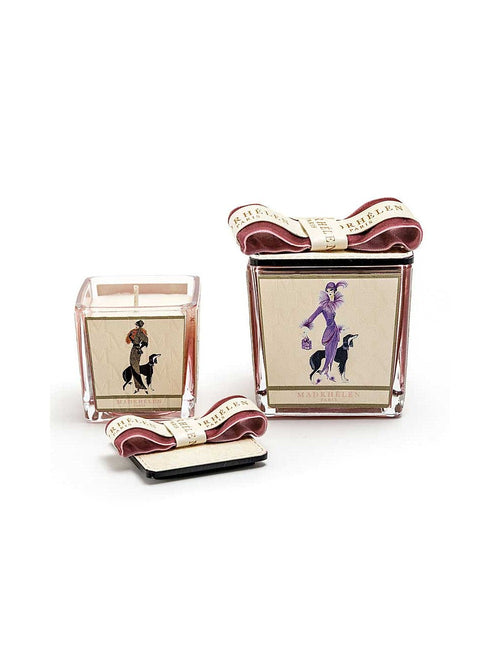 Candela profumata quadrata Madrhelen linea Shopping in vetro 8x8 cm, con fascia in pelle decorata e tappo con fiocco bicolore, Made in Italy.