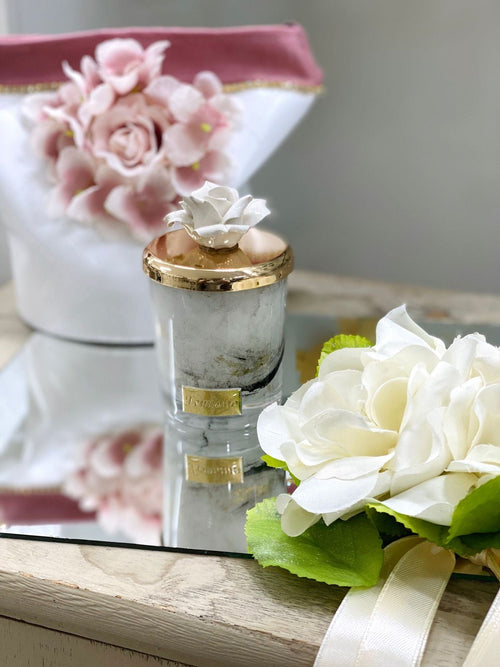 Candela Femiano Paradise in marmo chiaro con rosa decorativa in ceramica, elegante bomboniera o complemento d’arredo 9x6 cm
