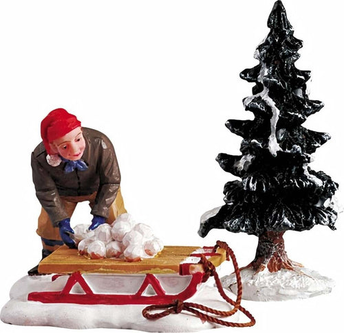 Ragazzo che prepara le palle di neve su una slitta personaggio per villaggio di Natale in poliresina Casa e cucina/Decorazioni per interni/Addobbi e decorazioni per ricorrenze/Decorazioni natalizie/Oggettistica MagiediNatale.it - Altamura, Commerciovirtuoso.it
