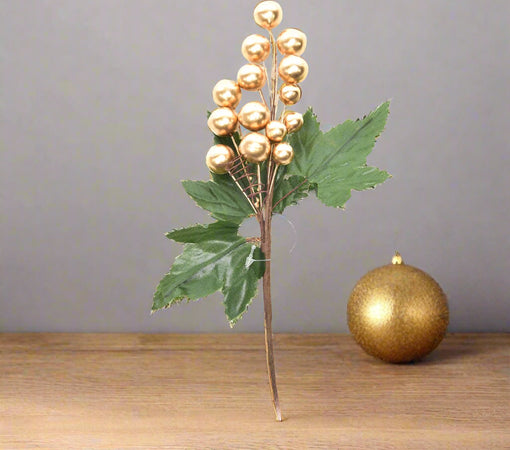 Rametto-decorativo-natalizio-con-bacche-dorate-per-decorazioni-natalizie