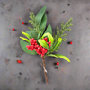 Rametto natalizio con bacche rosse e foglie decorative h 21 cm