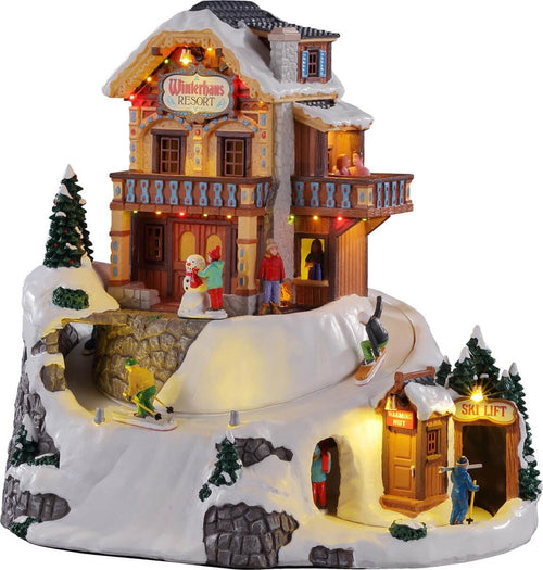 Resort invernale in poliresina natalizio con sciatori animati per villaggio di Natale Casa e cucina/Decorazioni per interni/Addobbi e decorazioni per ricorrenze/Decorazioni natalizie/Oggettistica MagiediNatale.it - Altamura, Commerciovirtuoso.it