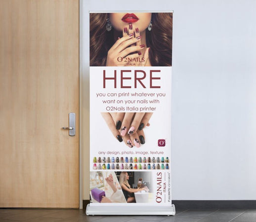 Roll up Promozionale per Centri Estetici 85x200 Cm Cancelleria e prodotti per ufficio/Archivio ufficio e accessori per scrivania/Lavagne e bacheche/Bacheche messaggi e insegne O2Nails Italia - Busto Arsizio, Commerciovirtuoso.it