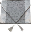 Runner da tavola Satin Snow con nappine 35 x 112 cm in cotone e lino Casa e cucina/Decorazioni per interni/Addobbi e decorazioni per ricorrenze/Decorazioni natalizie/Oggettistica MagiediNatale.it - Altamura, Commerciovirtuoso.it