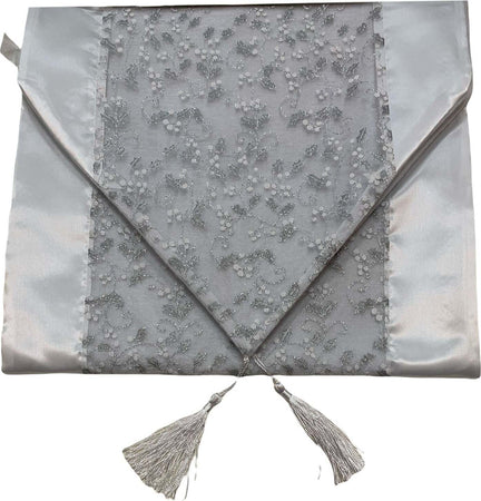 Runner da tavola Satin Snow con nappine 35 x 112 cm in cotone e lino Casa e cucina/Decorazioni per interni/Addobbi e decorazioni per ricorrenze/Decorazioni natalizie/Oggettistica MagiediNatale.it - Altamura, Commerciovirtuoso.it