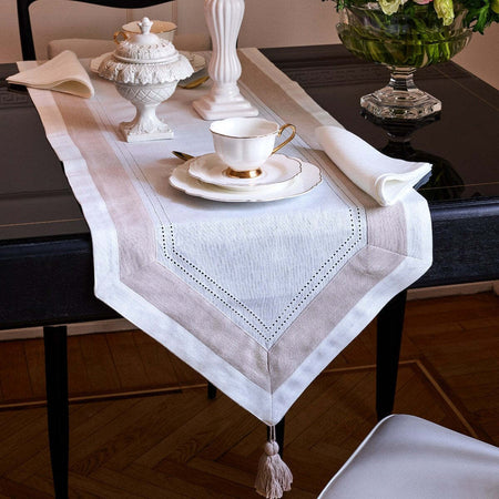 Runner da tavola Tres Chic con nappine 45 x 160 cm in cotone e lino Casa e cucina/Decorazioni per interni/Addobbi e decorazioni per ricorrenze/Decorazioni natalizie/Oggettistica MagiediNatale.it - Altamura, Commerciovirtuoso.it