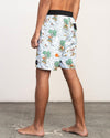 Rvca Costume Uomo Trunk Print 19'' Boardshort N1 Bsrjrvp9 Costume Uomo Stampa Allover N1BSRJRVP9 Moda/Uomo/Abbigliamento/Mare e piscina/Slip e parigamba Snotshop - Roma, Commerciovirtuoso.it