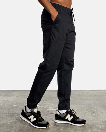 Rvca Spectrum Cuffed Pantaloni Jogger Neri Uomo Pantalone Tuta Nero Logo Bianco Pantaloni Tuta Uomo Moda/Uomo/Abbigliamento/Pantaloni Snotshop - Roma, Commerciovirtuoso.it