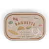 Candela Bistro in latta stampata a forma di baguette francese da 127 g (4,5 oz)  Al profumo di rosmarino e timo