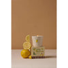 Candela in ceramica con decorazione a limone in rilievo, formato Bistro, 226 g (8 oz) - Limone Meyer, confezionata in scatola.