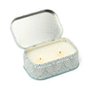 Candela Cherie in latta stampata da 127 g (4,5 oz) - Blu e bianco - Lavanda e timo