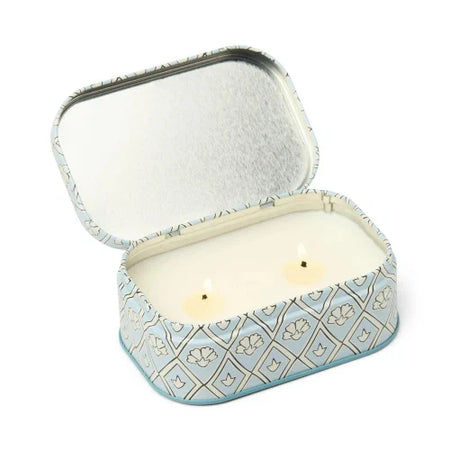 Candela Cherie in latta stampata da 127 g (4,5 oz) - Blu e bianco - Lavanda e timo