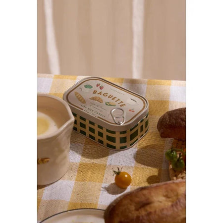 Candela Bistro in latta stampata a forma di baguette francese da 127 g (4,5 oz)  Al profumo di rosmarino e timo