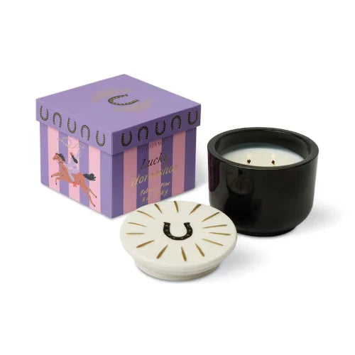 Candela Charmed da 226 g (8 oz) in vetro nero con coperchio a ferro di cavallo - Tabacco e Pino