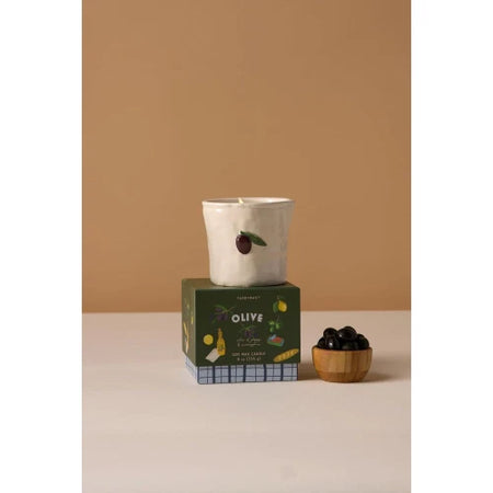 Candela in ceramica Bistro da 226 g (8 oz) con decorazione a rilievo a forma di oliva - Fico e oliva, confezionata in scatola.