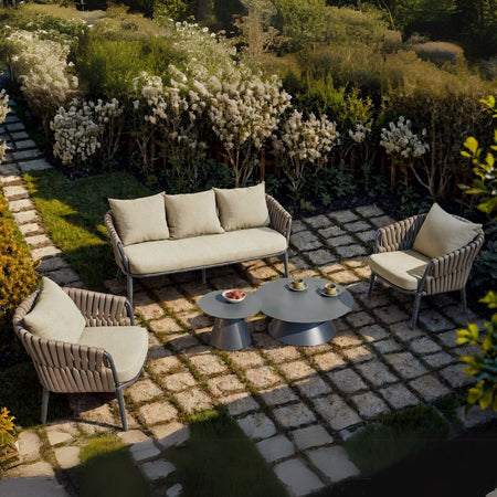 Salottino da esterno Simo composto da divano, due poltrone e doppio tavolino colore antracite, tortora con cuscini beige