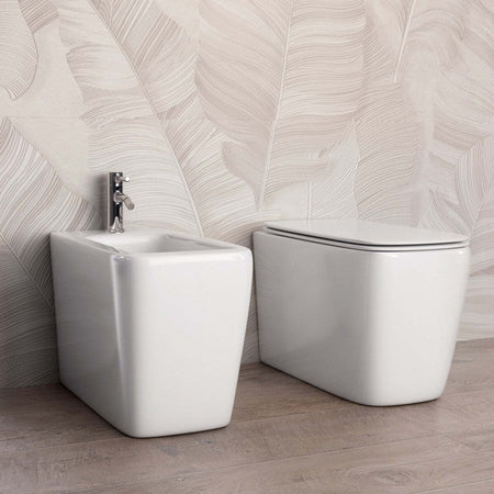 Sanitari-a-Terra-Filo-Muro-in-ceramica-bianca-con-copri-vaso-frizionato-Qubo