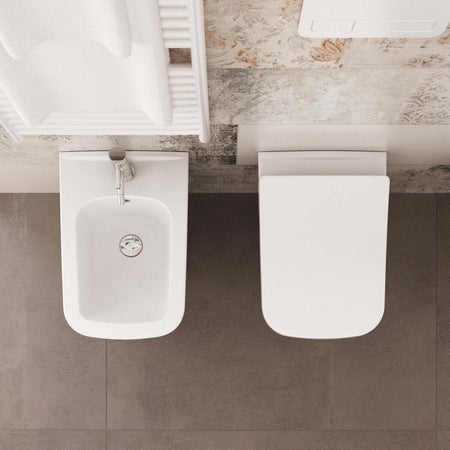 Sanitari-Sospesi-Filo-Muro-in-ceramica-bianca-con-copri-vaso-frizionato-Glam