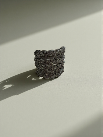 Elegante set da donna composto da: ? Anello misura 19 mm placcato oro bianco, con pietra zirconia sintetica incastonata al centro – luminoso e raffinato, ideale per aggiungere un tocco chic a ogni look. ? Bracciale intrecciato stile hip hop da 20 cm, d