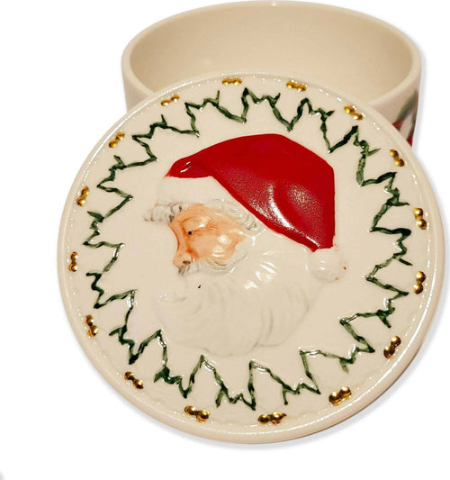 Scatola Rotonda In Ceramica Bianca Babbo Natale Con Ghirlande E Fiocchi Rossi Diametro 10 Cm Altezza 5,50 Cm Casa e cucina/Decorazioni per interni/Addobbi e decorazioni per ricorrenze/Decorazioni natalizie/Oggettistica Ideart - Valdilana, Commerciovirtuoso.it